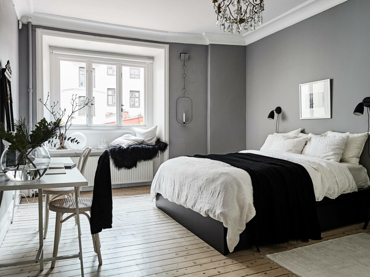 dormitorio color gris con detalles negros