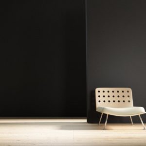 pasillo pintado de negro con una silla
