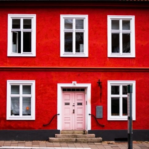 casa con fachada roja
