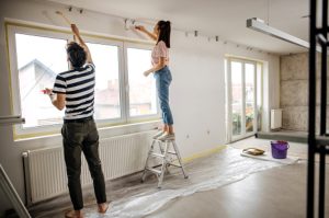 ¿Puede pintar la casa mientras vive en ella?